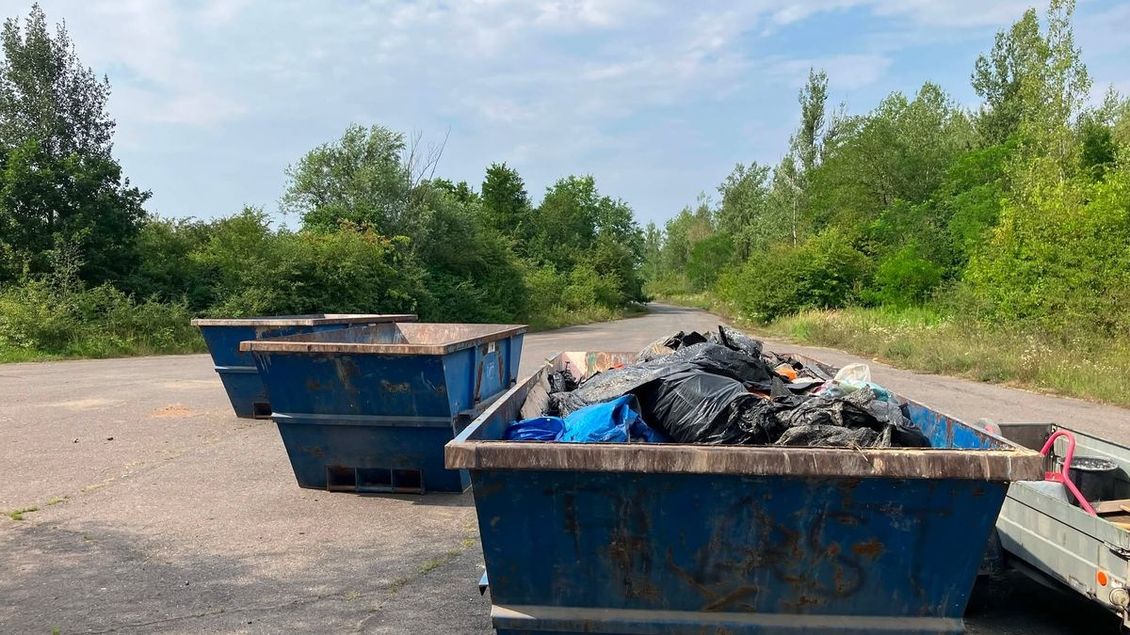 Nekonečný příběh ve Vrbici. Dobrovolníci odvezli další kontejnery odpadu - Médium.cz